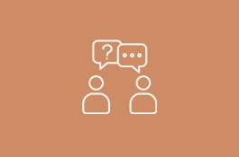 Deux silhouettes discutant, avec des bulles de dialogue illustrant une conversation évoquant la visite conseil déco