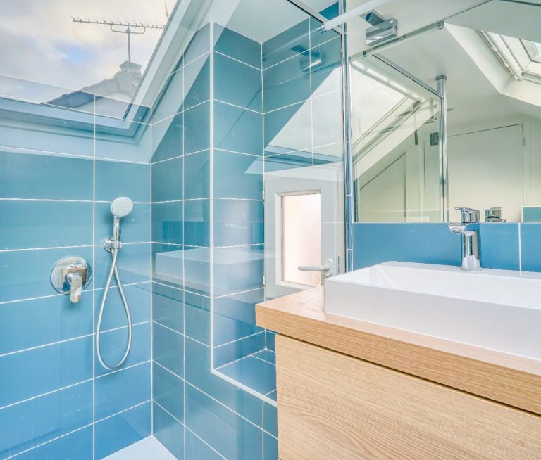 Aménagement petite douche avec fenêtre par CD&A-77