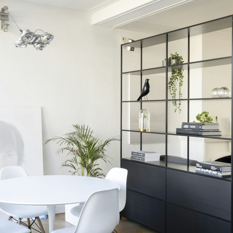 Séparation de pièce dans cloison-Projet Meaux 77 Bureau moderne avec étagères noires, table blanche et décoration verte.