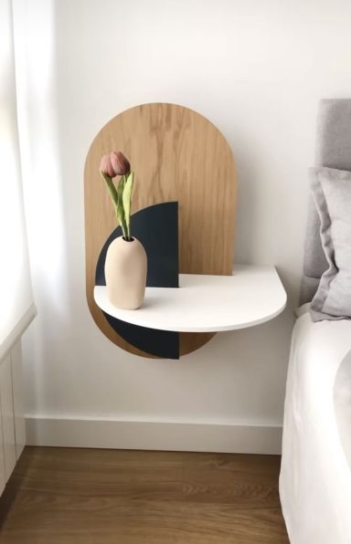 Tablette murale moderne avec vase et fleur, décor bois et éléments géométriques.