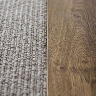 Surface de tapis texturé à gauche et parquet en bois à droite.