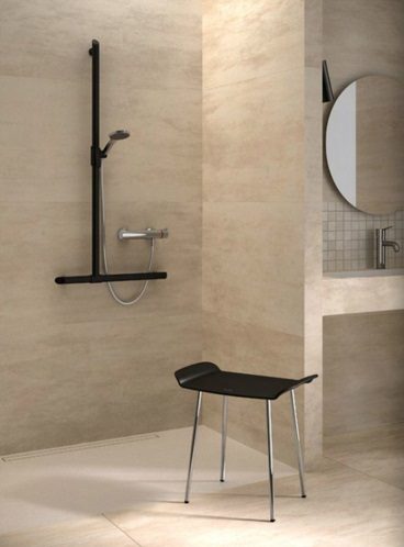 Rénovation salle de bain - Architecte intérieur et décoratrice d'intérieur à Mouroux, Coulommiers et Crécy La Chapelle Salle de bain moderne avec douche, lavabo et banc noir.