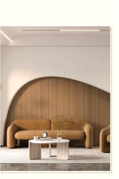 Canapé beige moderne avec un mur stylisé en bois ondulé en arrière-plan.