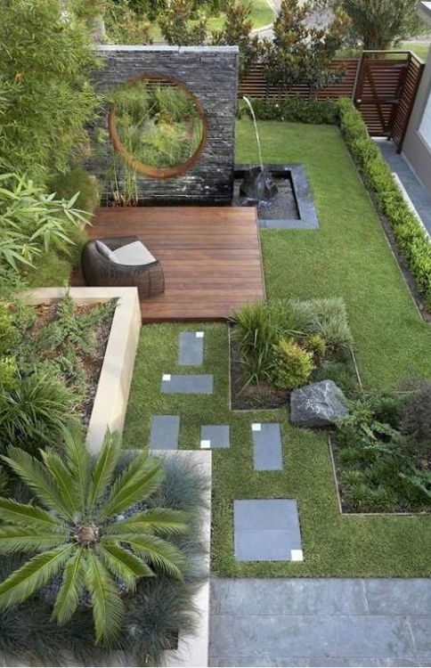 Jardin moderne avec pelouse, dalles, et coin en bois, entouré de verdure.