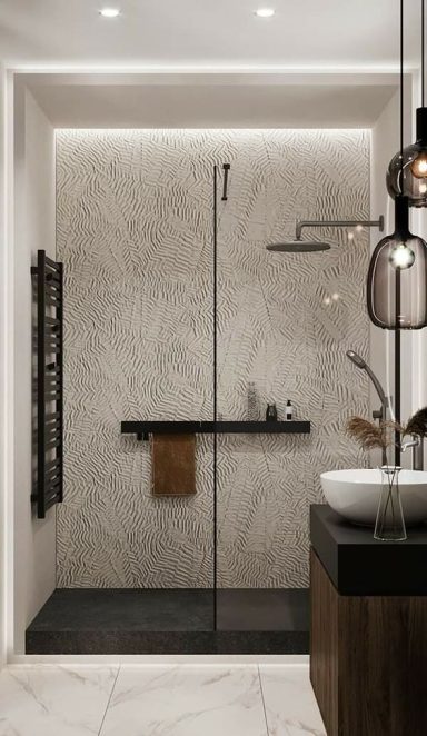 Douche moderne avec paroi en verre, sols en marbre et éclairage LED.