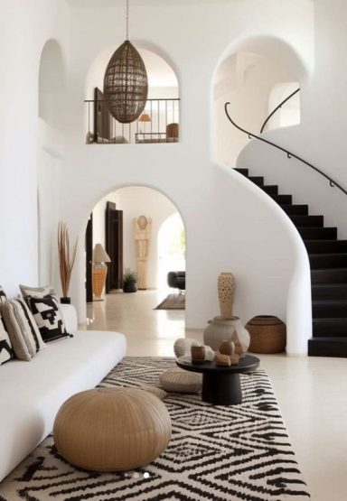 Intérieur moderne avec un salon spacieux, escaliers noirs et éléments décoratifs en bois.