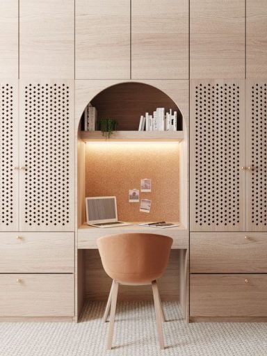 Bureau minimaliste en bois clair avec une chaise orange et des étagères décoratives.