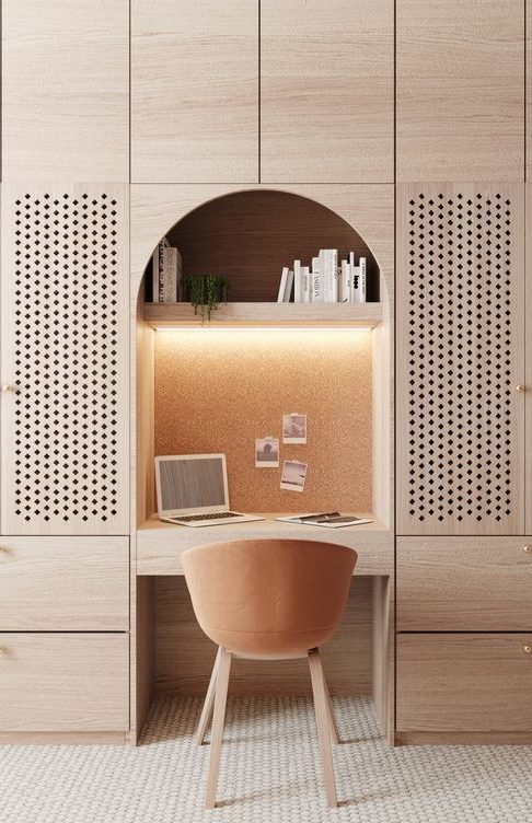 Bureau minimaliste en bois clair avec étagères et une chaise beige, éclairé par un éclairage doux.