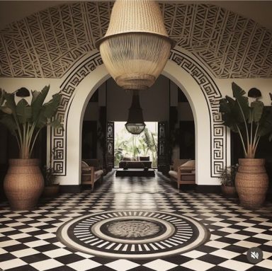 Intérieur élégant avec arches, plantes, grands pots et un sol en damier noir et blanc.