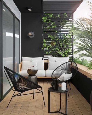 Espace extérieur moderne avec fauteuils, table et plantes vertes.