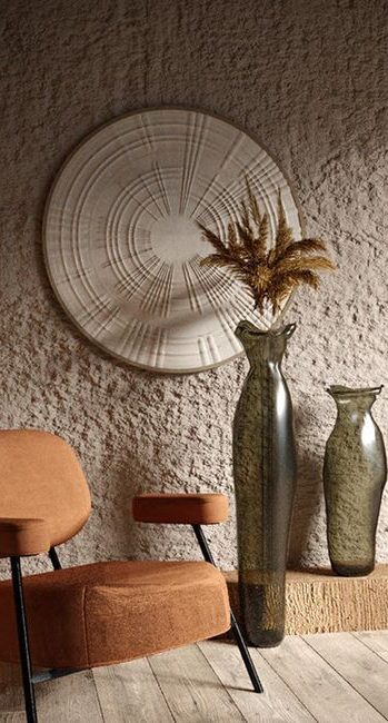 déco ethnique avec joli fauteuil velours marron et 2 grands vases en verre translucide de couleur verte