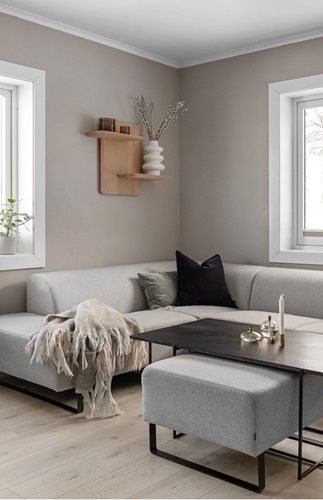 Rangement sur mesure Meaux - Conception Déco&Agencement Mouroux Bureau minimaliste en bois clair avec étagères et une chaise beige, éclairé par un éclairage doux.