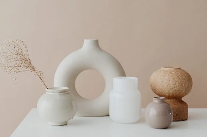 Deux silhouettes discutant, avec des bulles de dialogue illustrant une conversation évoquant la visite conseil déco