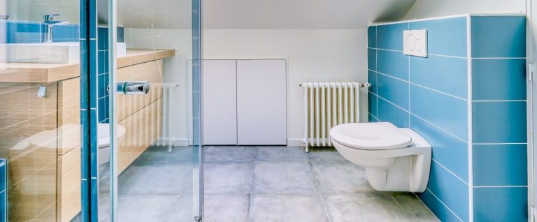 Conception salle de bain avec WC suspendu sous combles par CD&A (conception Déco&Agencement-77)