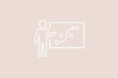 Personne dessinant un schéma avec des points et des lignes sur un tableau évoquant le coaching déco