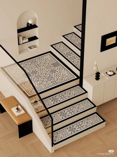 Escalier moderne avec des marches en mosaïque et un décor minimaliste.