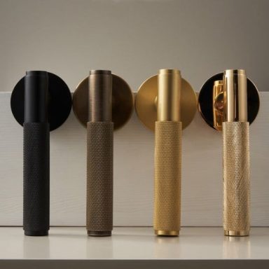 Poignées de porte modernes en différentes finitions : noir, brun, doré et laiton.