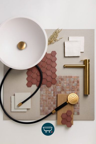 Ensemble décoratif de salle de bains avec robinet doré, évier blanc et carreaux hexagonaux.