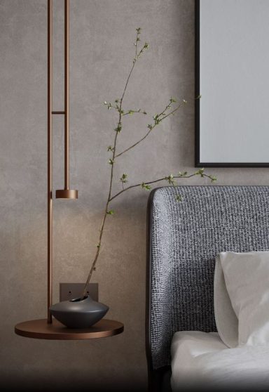 Vase avec une branche verte sur une table de chevet moderne, mur neutre.
