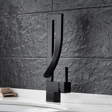 Robinet noir moderne avec un design épuré sur un plan de travail clair.