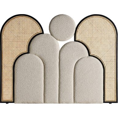 Panneau décoratif avec des formes géométriques en matériaux doux et texturés.